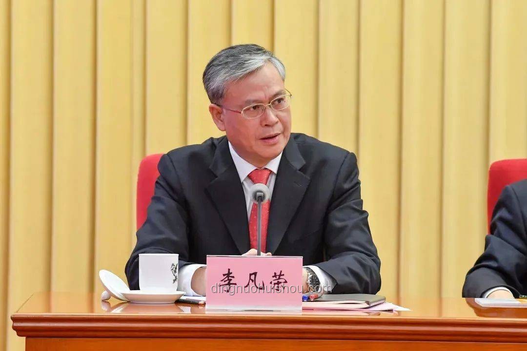 马斯克炫耀全球有孩子：名人家庭观与多元生活